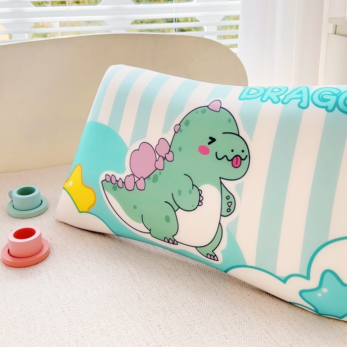 91家纺网 家纺一手货源 找家纺 2025新款卡通凉感丝亲肤枕 爱心恐龙50*30*4 