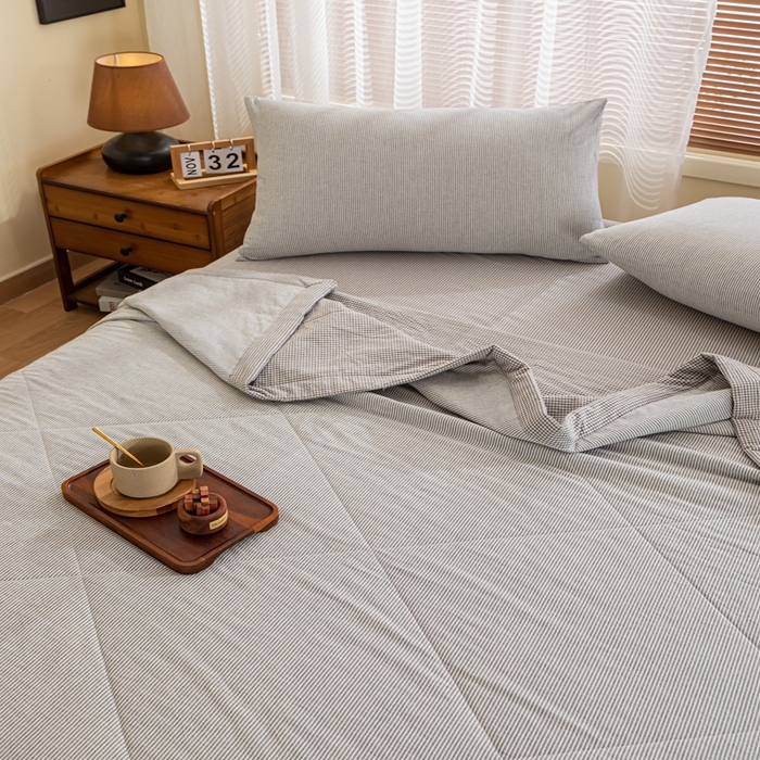 91家纺网 家纺一手货源 找家纺 鑫棉坊 2025新款全棉色织水洗棉A类棉花夏被可机洗空调被四件套床单枕套 浅灰谧境
