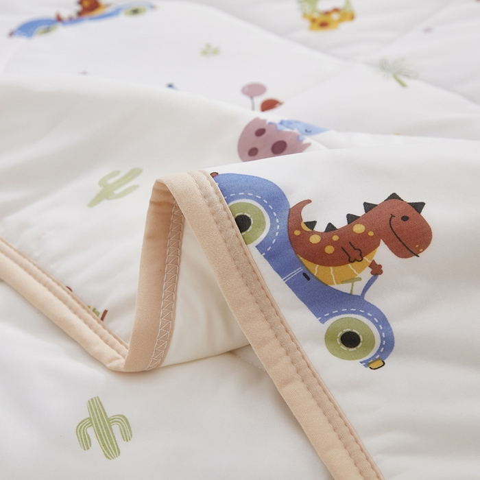 91家纺网 家纺一手货源 找家纺 丝涟家居 2025新款A类卡通小清新双面印花凉感丝夏被恐龙乐园