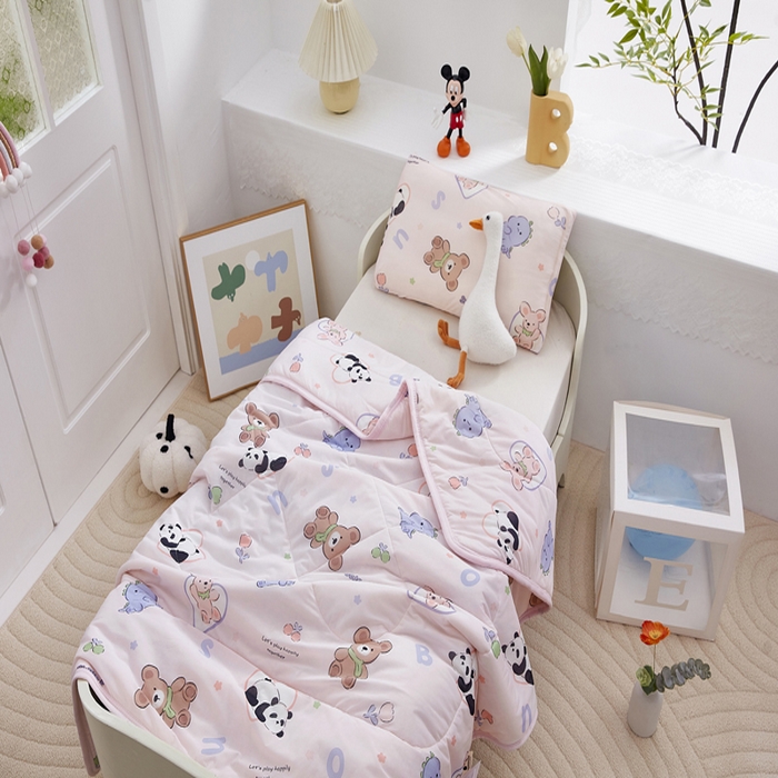 91家纺网 家纺一手货源 找家纺 丝涟家居 2025新款A类卡通小清新双面印花凉感丝夏被玩具乐园