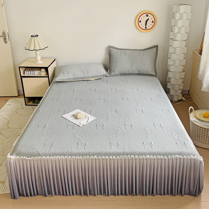 91家纺网 家纺一手货源 找家纺 富馨莱 2025春夏新款公主仙女风480克PE凉感凉豆豆床裙凉席三件套 蝴蝶结-灰床裙款