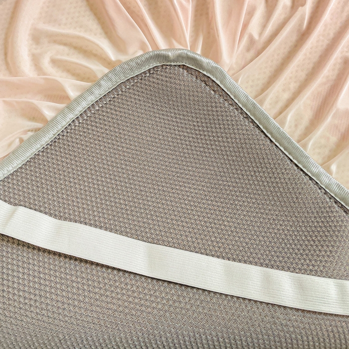 91家纺网 家纺一手货源 找家纺 富馨莱 2025春夏新款公主仙女风480克PE凉感凉豆豆床裙凉席三件套 草莓乐园-床裙款