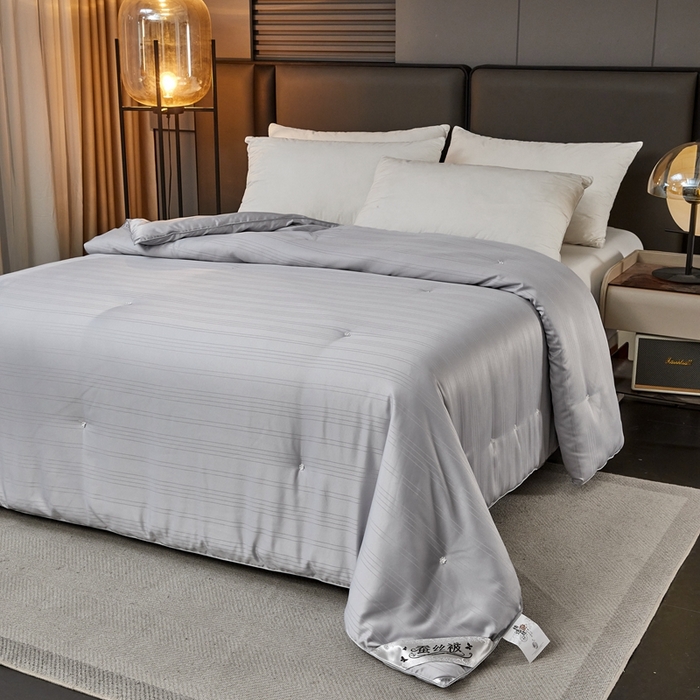 91家纺网 家纺一手货源 找家纺 金同成家纺 2025新款缎条蚕丝被春秋被子母被冬被子被芯 时尚灰