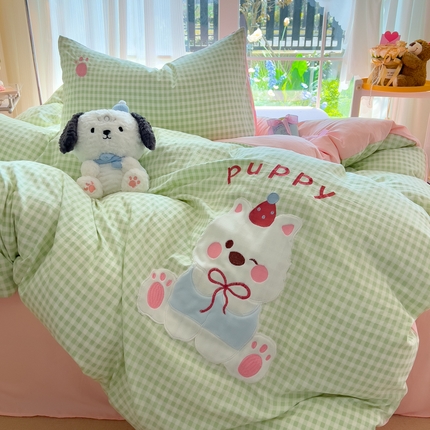 91家纺网 家纺一手货源 找家纺 N先生+V 13814689556 发大图/买家秀 2025新款超柔水洗棉贴布绣四件套-微笑狗狗系列 微笑狗狗-绿格