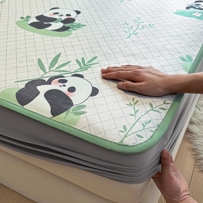 91家纺网 家纺一手货源 找家纺 迪乐妮 2025新款真冰藤印花床笠款凉席 可爱熊猫