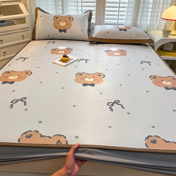 91家纺网 家纺一手货源 找家纺 迪乐妮 2025新款真冰藤印花床笠款凉席 爱心熊