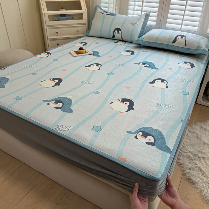 91家纺网 家纺一手货源 找家纺 迪乐妮 2025新款真冰藤印花床笠款凉席 小企鹅