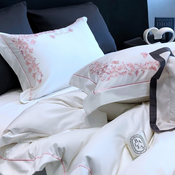 91家纺网 家纺一手货源 找家纺 佳汐蓝2025新款清雅自然刺绣黄金棉系列四件套价格表券后不低于498/518元 苏莉春天-羽缎白