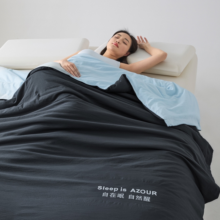 91家纺网 家纺一手货源 找家纺 闲鱼家纺 2025新款某朵同款深睡Pro夏被 自在眠  自然醒 深灰+克莱茵蓝