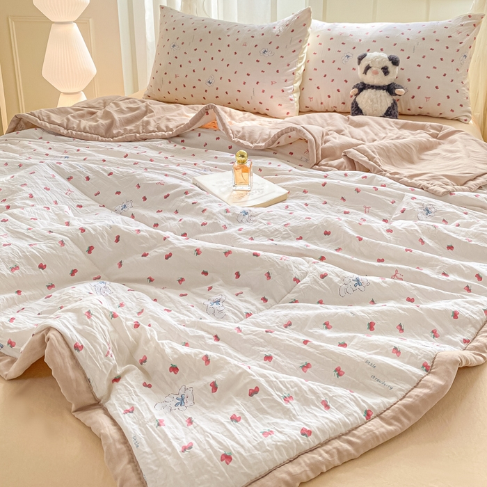 91家纺网 家纺一手货源 找家纺 2025梦初语新款水洗棉印花棉花被 草莓小熊