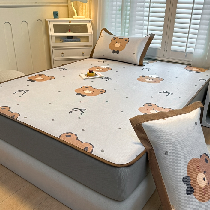 91家纺网 家纺一手货源 找家纺 迪乐妮 2025新款真冰藤印花床笠款凉席 爱心熊