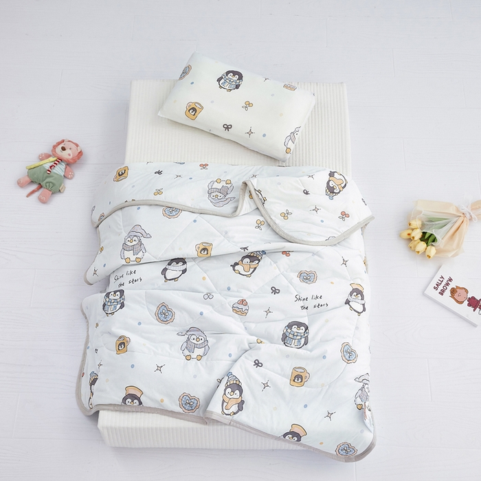 91家纺网 家纺一手货源 找家纺 丝涟家居 2025新款A类卡通小清新双面印花凉感丝夏被企鹅乐园