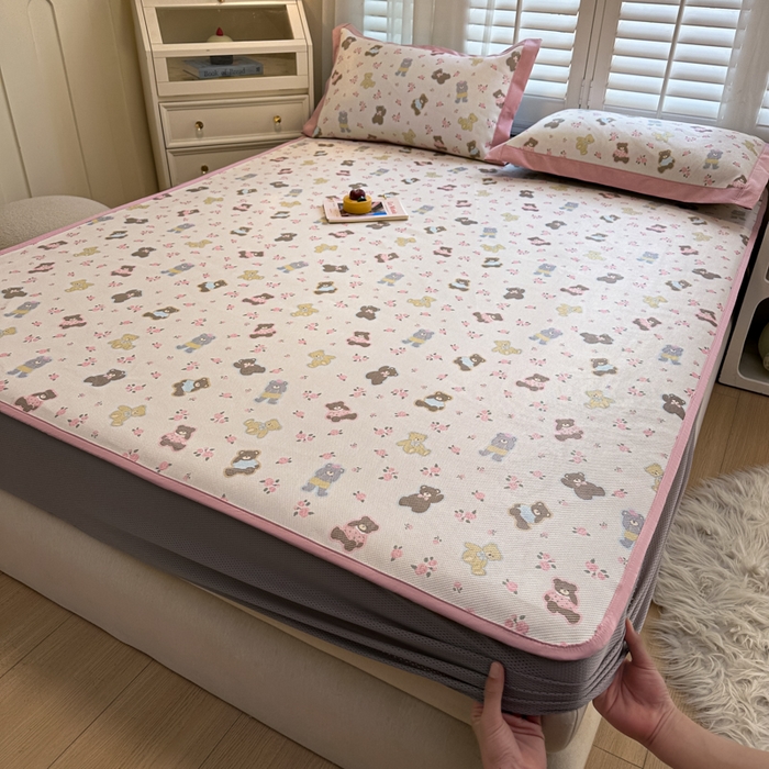 91家纺网 家纺一手货源 找家纺 迪乐妮 2025新款真冰藤印花床笠款凉席 小熊乐园-粉