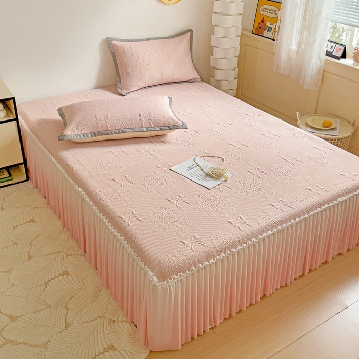 91家纺网 家纺一手货源 找家纺 富馨莱 2025春夏新款公主仙女风480克PE凉感凉豆豆床裙凉席三件套 蝴蝶结-粉床裙款