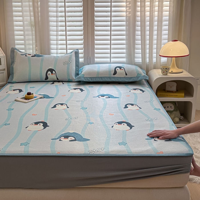 91家纺网 家纺一手货源 找家纺 迪乐妮 2025新款真冰藤印花床笠款凉席 小企鹅