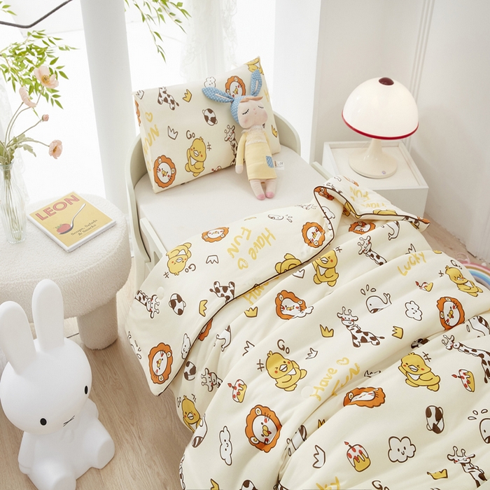 91家纺网 家纺一手货源 找家纺 丝涟家居 2025新款A类双面针织棉卡通小清新滚绳工艺夏被动物世界