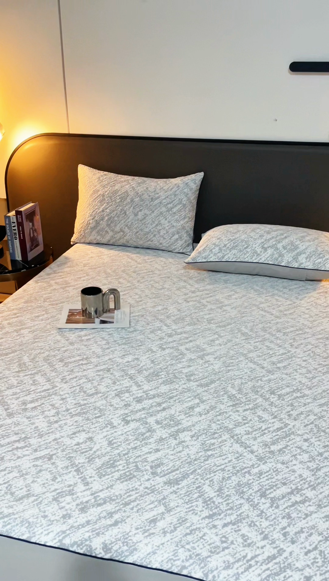 91家纺网 家纺一手货源 找家纺 锦罗绣 2025春夏新款PE中分子凉感提花软凉席席子 流金岁月-灰 床笠款