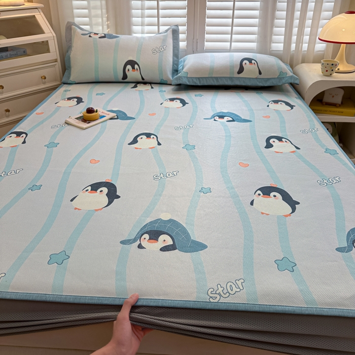 91家纺网 家纺一手货源 找家纺 迪乐妮 2025新款真冰藤印花床笠款凉席 小企鹅