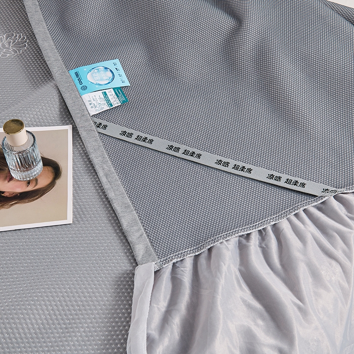 91家纺网 家纺一手货源 找家纺 席之家 2025新款3D冰感蕾丝床裙豆豆席 蕾丝-茶花之恋-灰