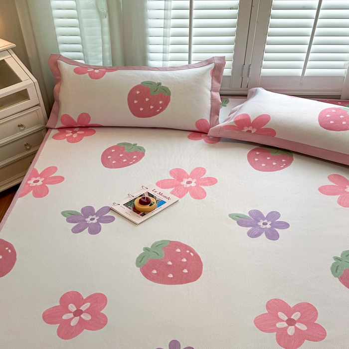 91家纺网 家纺一手货源 找家纺 迪乐妮 2025新款真冰藤印花床笠款凉席 甜心草莓