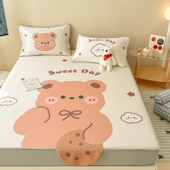 91家纺网 家纺一手货源 找家纺 慕尚家纺 2025新款凉感卡通工艺席床笠-饼干熊