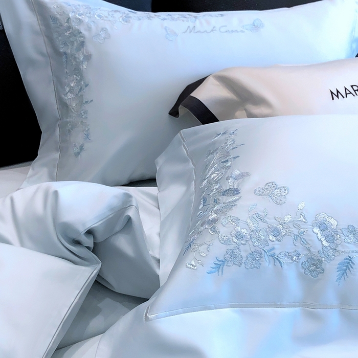 91家纺网 家纺一手货源 找家纺 佳汐蓝2025新款清雅自然刺绣黄金棉系列四件套价格表券后不低于498/518元 苏莉春天-粉末蓝