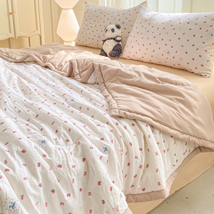 91家纺网 家纺一手货源 找家纺 2025梦初语新款水洗棉印花棉花被 草莓小熊