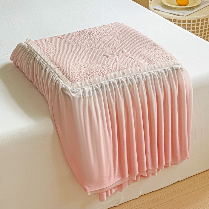 91家纺网 家纺一手货源 找家纺 富馨莱 2025春夏新款公主仙女风480克PE凉感凉豆豆床裙凉席三件套 蝴蝶结-粉床裙款