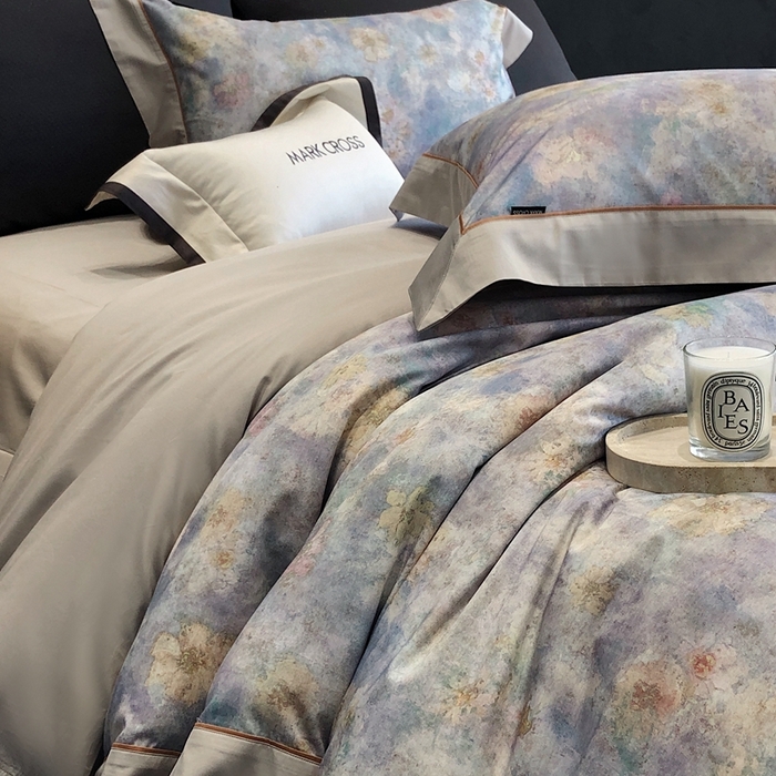 91家纺网 家纺一手货源 找家纺 佳汐蓝2025新款典雅诗意花卉全棉印花四件套券后不低于438/458元 时光之恋-柔雾蓝