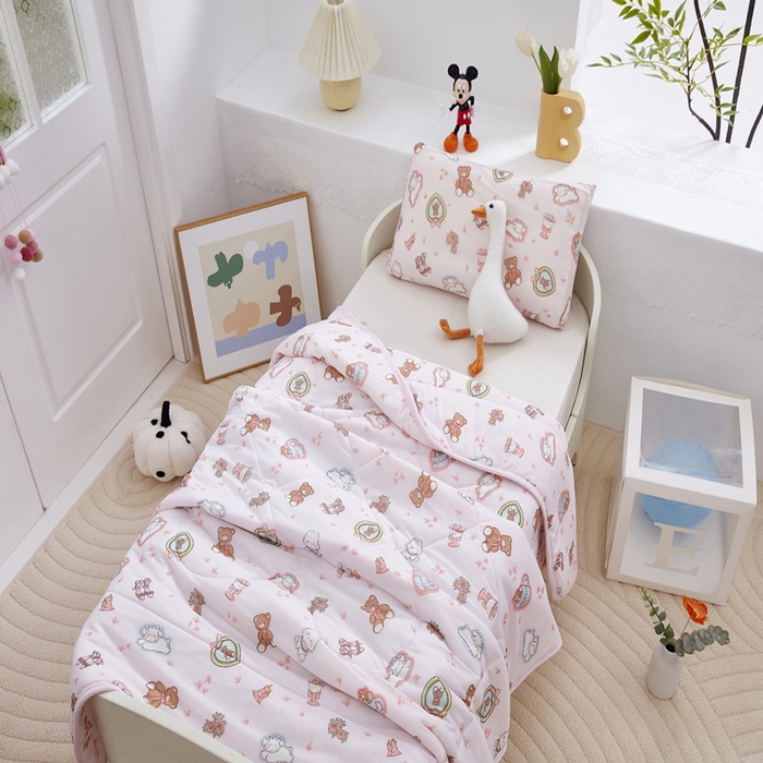 91家纺网 家纺一手货源 找家纺 丝涟家居 2025新款A类卡通小清新双面印花凉感丝夏被甜心