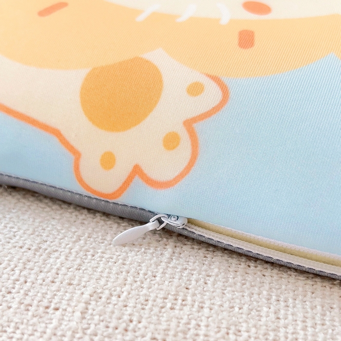 91家纺网 家纺一手货源 找家纺 2025新款卡通凉感丝亲肤枕 惊喜小狮子50*30*4 