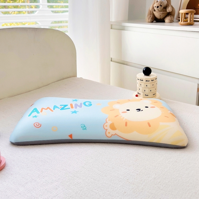 91家纺网 家纺一手货源 找家纺 2025新款卡通凉感丝亲肤枕 惊喜小狮子50*30*4 