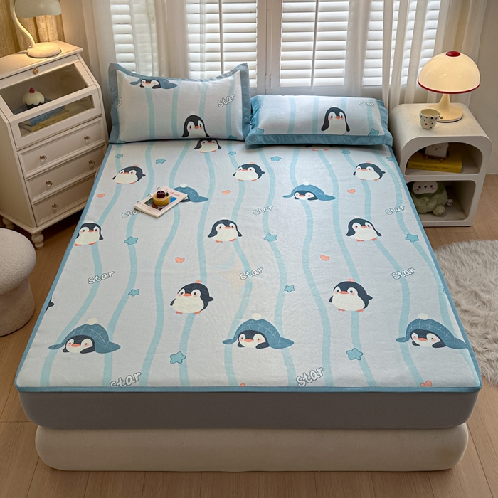 91家纺网 家纺一手货源 找家纺 迪乐妮 2025新款真冰藤印花床笠款凉席 小企鹅