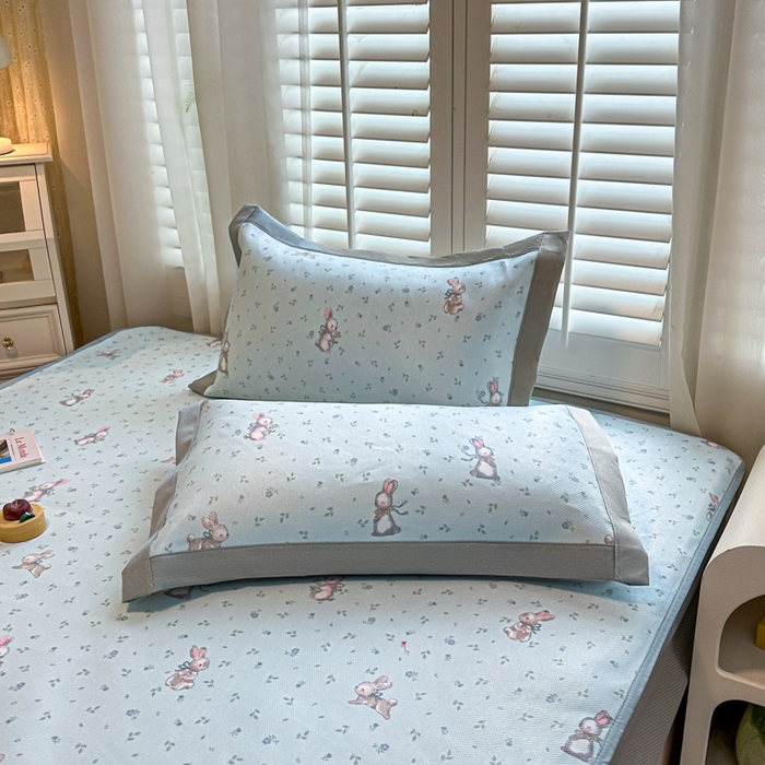 91家纺网 家纺一手货源 找家纺 迪乐妮 2025新款真冰藤印花床笠款凉席 森系小兔