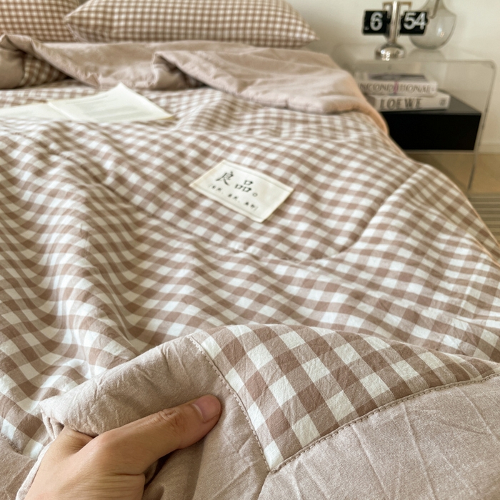 91家纺网 家纺一手货源 找家纺 2025梦初语新款无印风棉花夏被 咖小格
