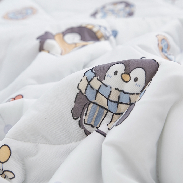 91家纺网 家纺一手货源 找家纺 丝涟家居 2025新款A类卡通小清新双面印花凉感丝夏被企鹅乐园