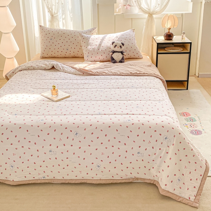 91家纺网 家纺一手货源 找家纺 2025梦初语新款水洗棉印花棉花被 草莓小熊