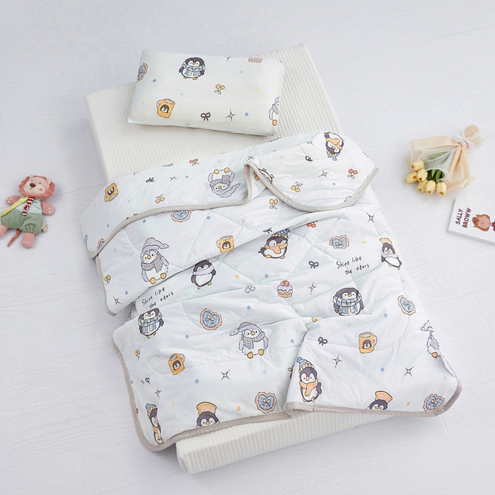 91家纺网 家纺一手货源 找家纺 丝涟家居 2025新款A类卡通小清新双面印花凉感丝夏被企鹅乐园