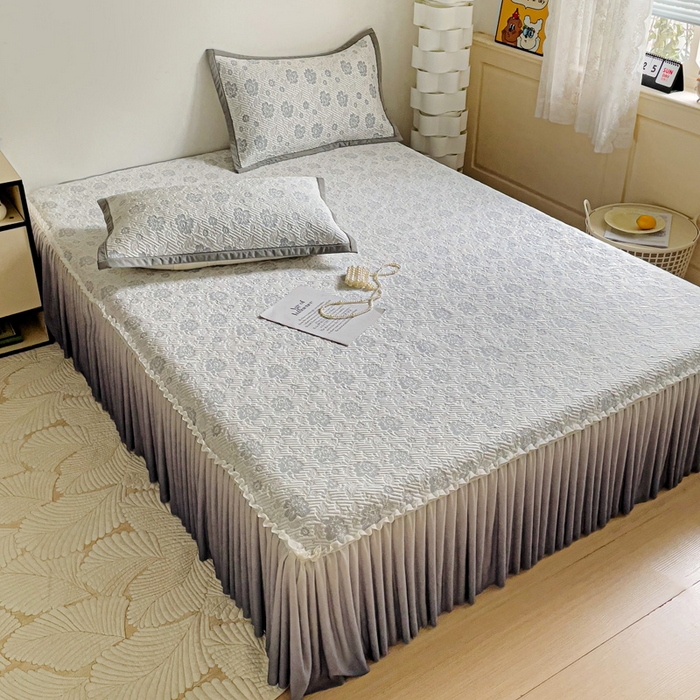 91家纺网 家纺一手货源 找家纺 富馨莱 2025春夏新款公主仙女风480克PE凉感凉豆豆床裙凉席三件套 玫瑰花园-灰床裙款