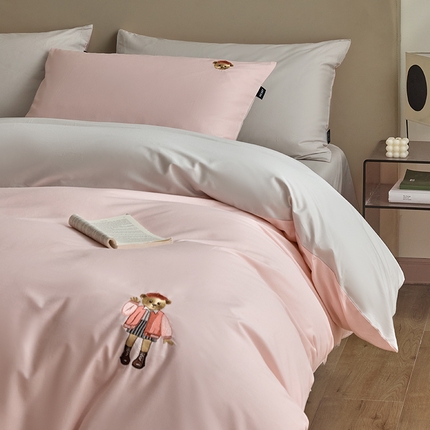 91家纺网 家纺一手货源 找家纺 2025新款全棉卡通小熊刺绣四件套床单床笠被套三件套 罗西熊-粉