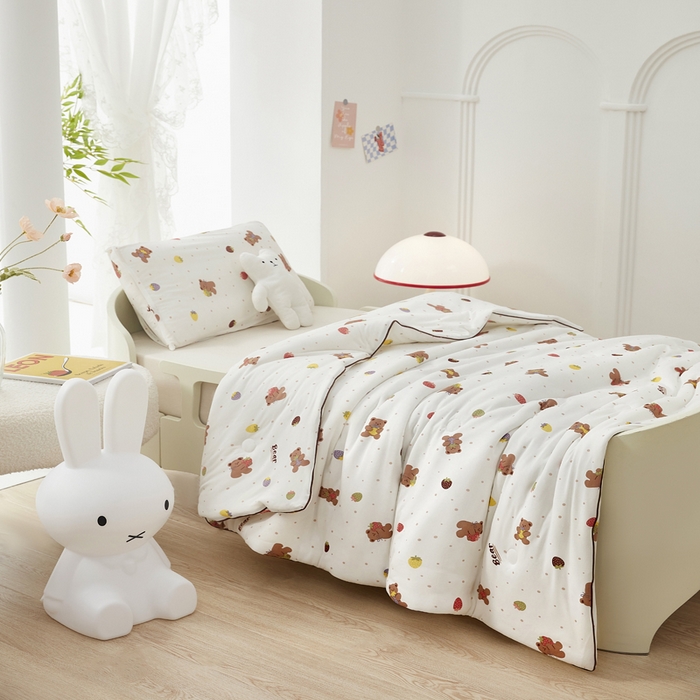 91家纺网 家纺一手货源 找家纺 丝涟家居 2025新款A类双面针织棉卡通小清新滚绳工艺夏被草莓熊