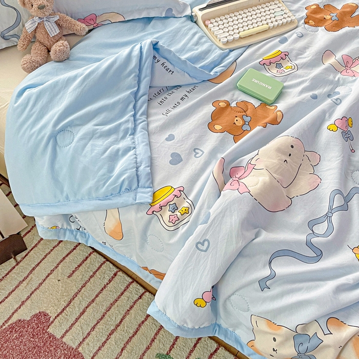 91家纺网 家纺一手货源 找家纺 富艺隆 2025新款水洗棉双层纱夏被 小猫逃离记