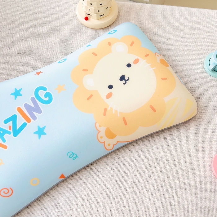 91家纺网 家纺一手货源 找家纺 2025新款卡通凉感丝亲肤枕 惊喜小狮子50*30*4 