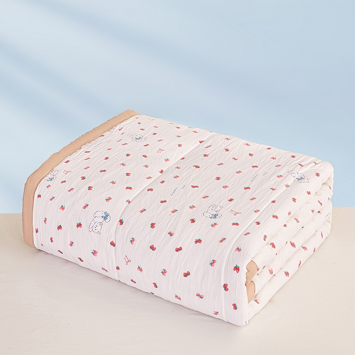 91家纺网 家纺一手货源 找家纺 2025梦初语新款水洗棉印花棉花被 草莓小熊