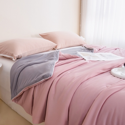 91家纺网 家纺一手货源 找家纺 2025新款A类纯色双拼冰淇淋云母凉感丝夏被空调被（抽空压缩可供跨境） 豆沙拼灰