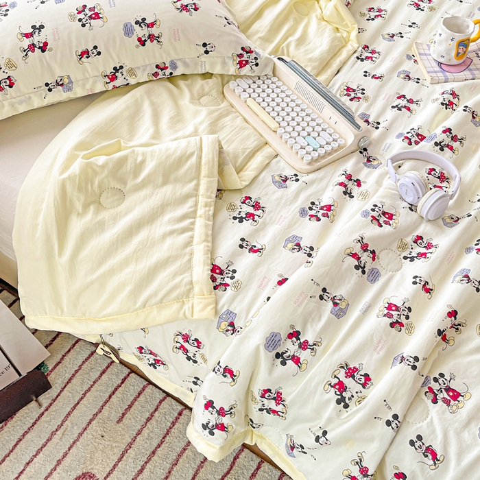 91家纺网 家纺一手货源 找家纺 富艺隆 2025新款水洗棉双层纱夏被 听音乐的米奇