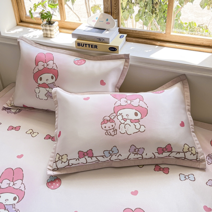 91家纺网 家纺一手货源 找家纺 博雅 2025新款三丽欧A类小版数码印花1200D冰丝凉席凉席席子 草莓条纹美乐蒂