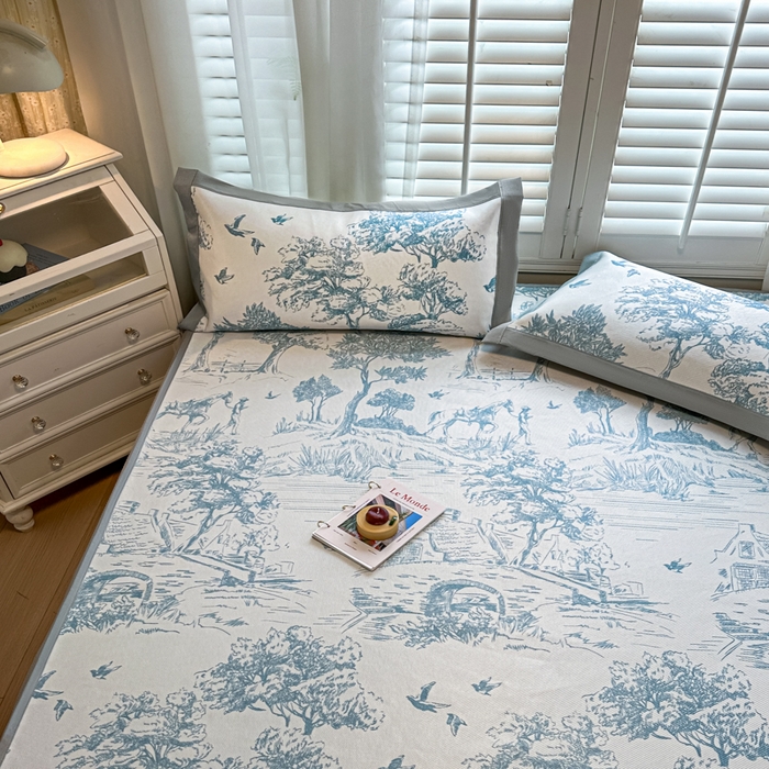 91家纺网 家纺一手货源 找家纺 迪乐妮 2025新款真冰藤印花床笠款凉席 丛林间-蓝