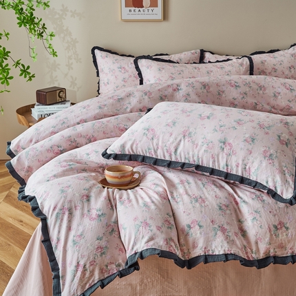 91家纺网 家纺一手货源 找家纺 （总）黛馨 2025新款全棉纯棉A类小清新双层纱四件套-皱皱边系列,拜里朵,艾薇,芳华,粉蔷薇,黑蝴蝶,花漾甜心,寄语玫瑰,咖啡糖,可蒂,六丁目,罗曼,米亚,摩卡,奶茶啵啵,青柠,如约,山野玫瑰,糖炒栗子,桃花诺,甜山楂,甜樱桃,小小郁金香,樱桃熊,长情,百福粉,百福咖,罗扇,美式,百福粉-粉边,丽莎时光里,妮卡,晚香玉,樱樱桃,杏绘,芋泥波波,珍珠奶茶,紫萱,美稷