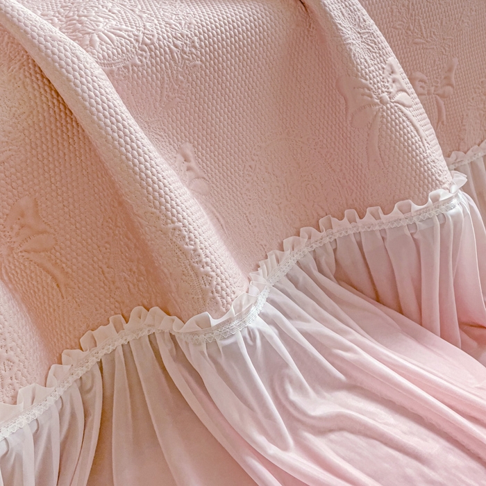 91家纺网 家纺一手货源 找家纺 富馨莱 2025春夏新款公主仙女风480克PE凉感凉豆豆床裙凉席三件套 蝴蝶结-粉床裙款